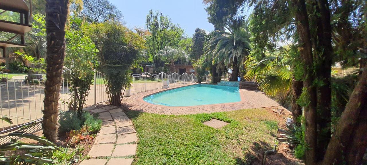 Gemstone Guest House Klerksdorp Exterior foto